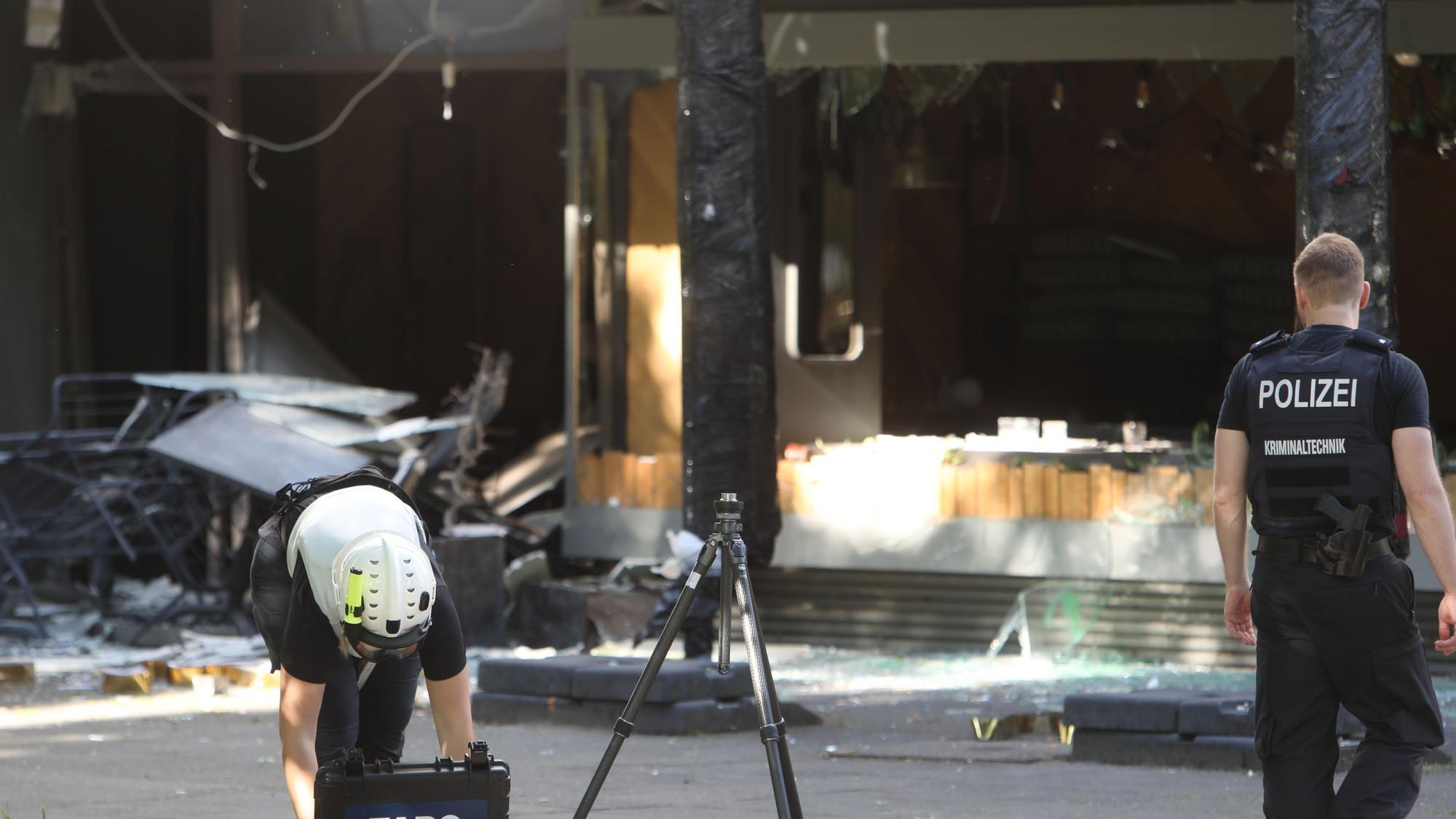 Ermittler am 19. Juni 2025 in Köln-Deutz: Am frühen Morgen hatte es eine Explosion in dem Restaurant gegeben.