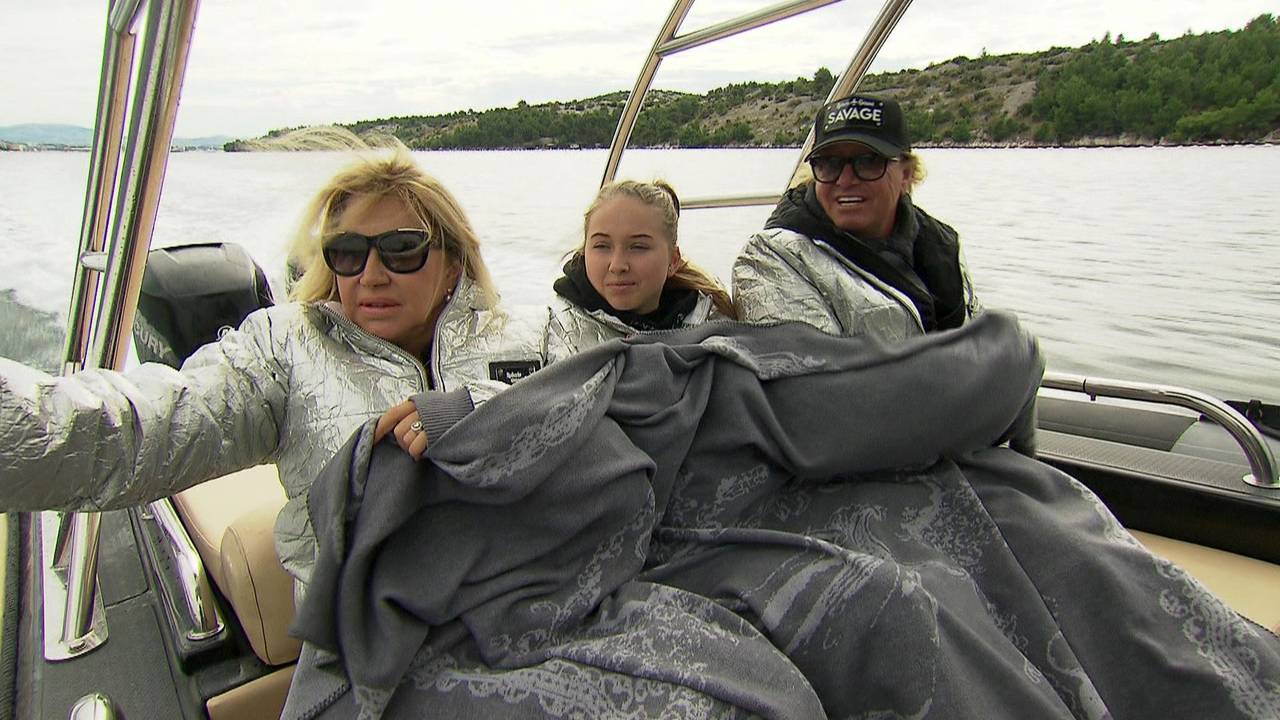 Carmen, Shania und Robert Geiss müssen ebenso wie Davina (nicht auf dem Foto) den Schock verarbeiten.