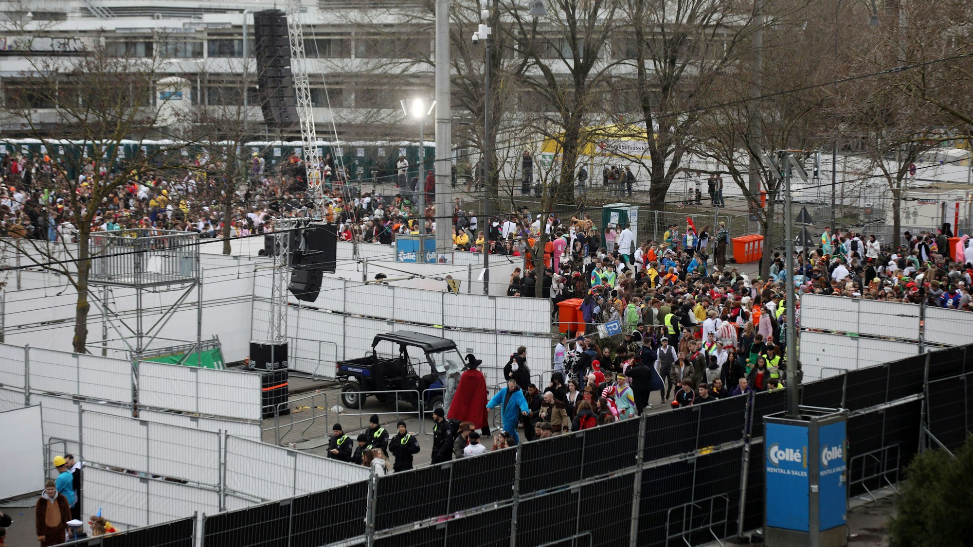 Ein Überblick vom Dach der Unimensa auf die Feiernden auf der Uniwiese.