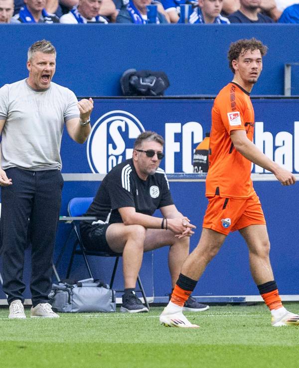 Lukas Kwasniok und Aaron Zehnter (SC Paderborn) beim Spiel auf Schalke.