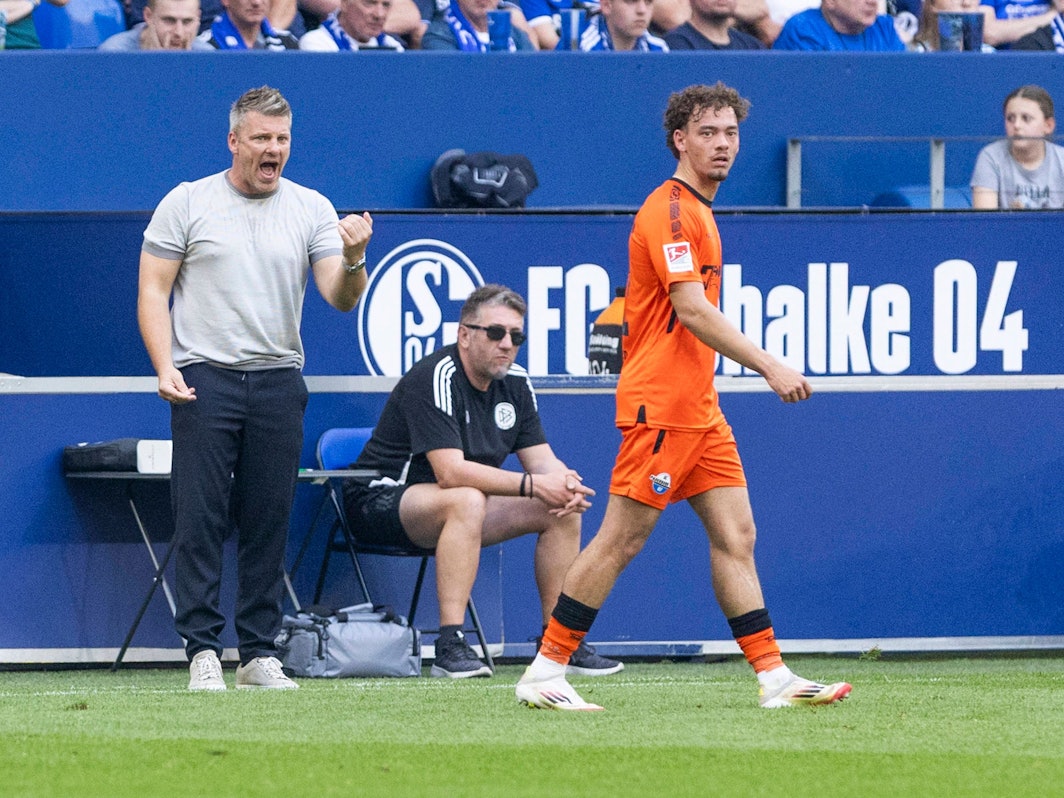 Lukas Kwasniok und Aaron Zehnter (SC Paderborn) beim Spiel auf Schalke.