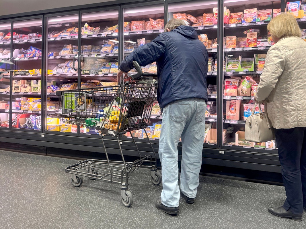 Ein Ehepaar am Kühlregal in einem Edeka Markt (Symbolfoto).