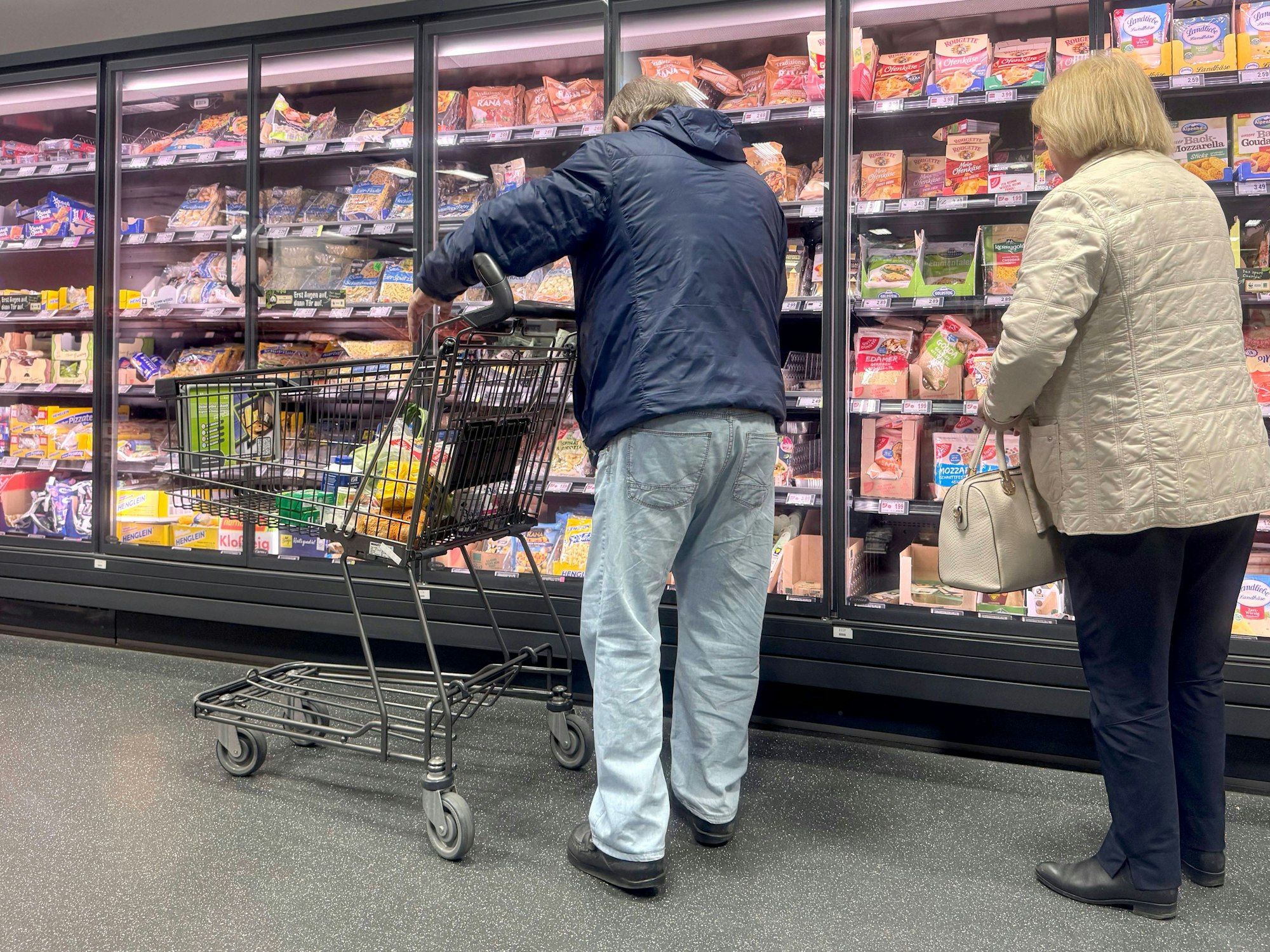 Das Symbolfoto zeigt einen Mann und eine Frau vor einer Kühltheke. Es steht nicht im direkten Zusammenhang mit dem Fall in Wesseling.