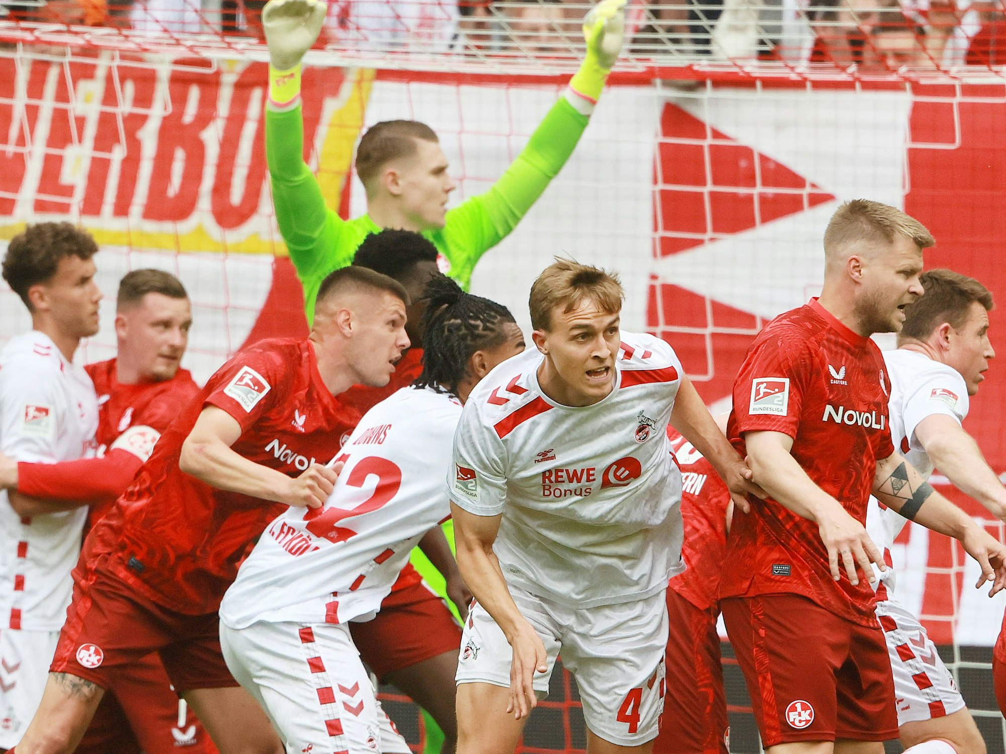 Timo Hübers (1. FC Köln) im Strafraum in Aktion.