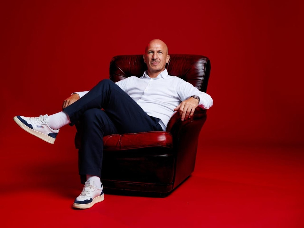 Gerhard Struber sitzt bei seiner Vorstellung als neuer Trainer von Bristol City in einem Sessel.