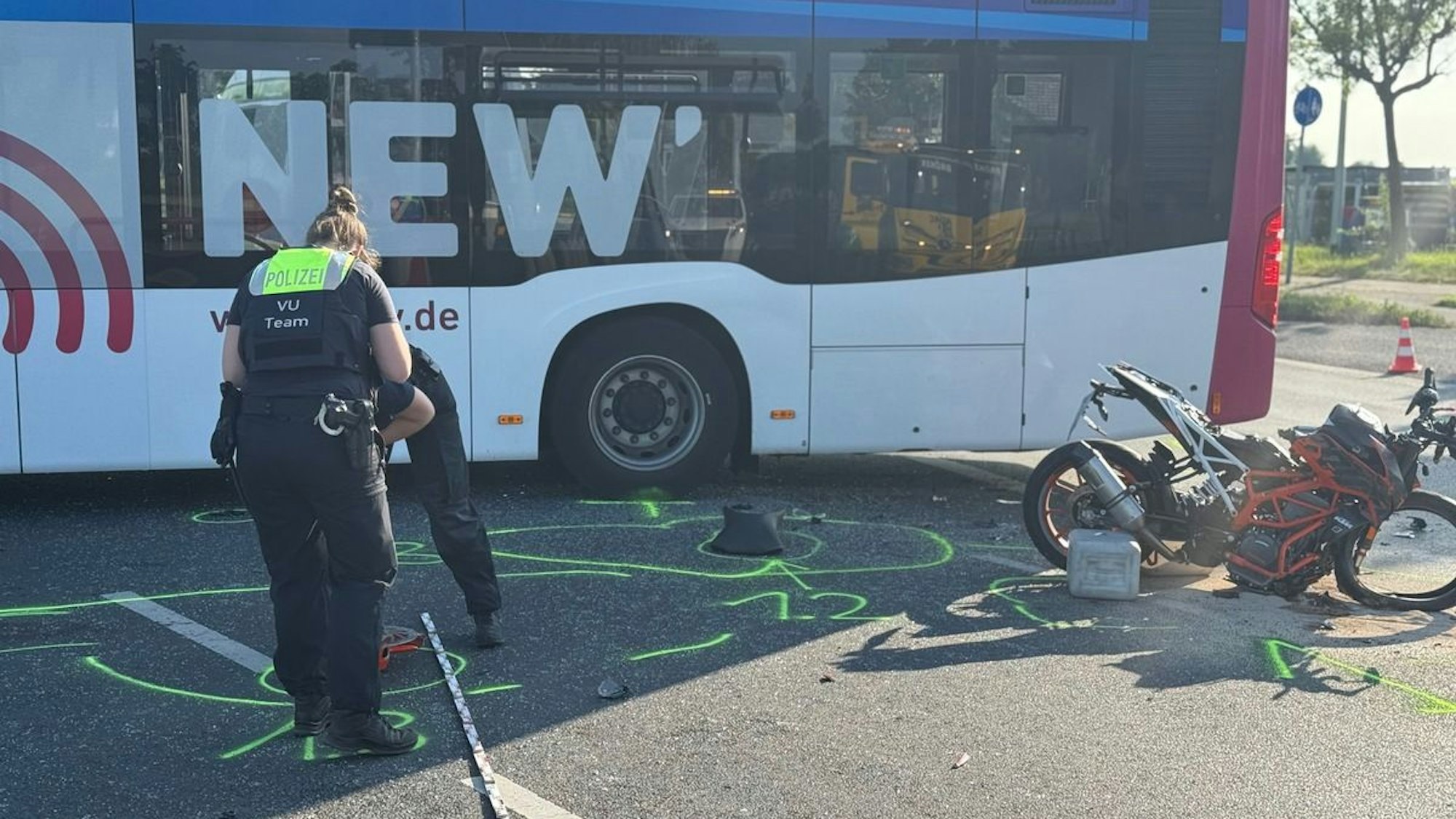 Verkehrsunfall auf der Gladbacher Straße in Mönchengladbach: Ein 23-jähriger Motorradfahrer verstarb nach einer Kollision mit einem Linienbus