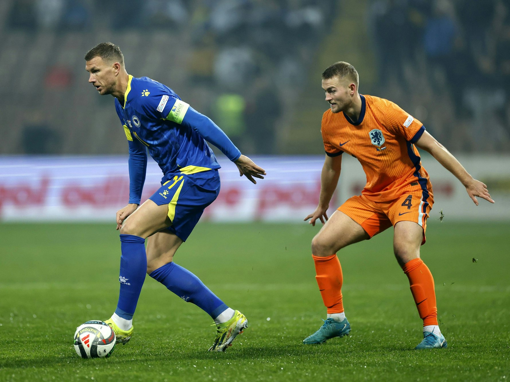 Edin Dzeko (l.) mit Ball in Aktion.