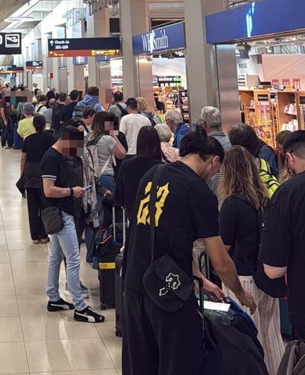 Lange Schlangen am Flughafen Köln/Bonn