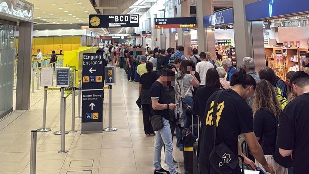 Lange Schlangen am Flughafen Köln/Bonn