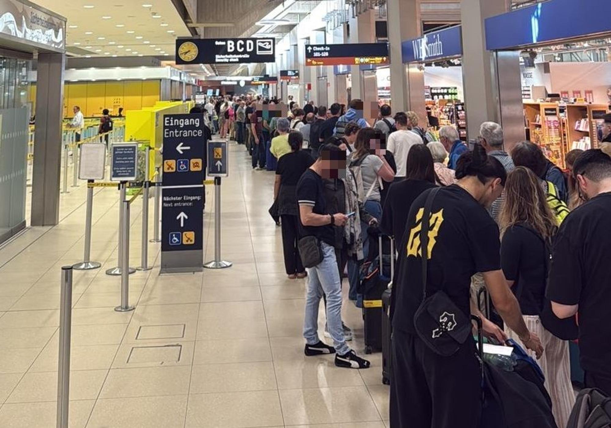 Lange Schlangen am Flughafen Köln/Bonn