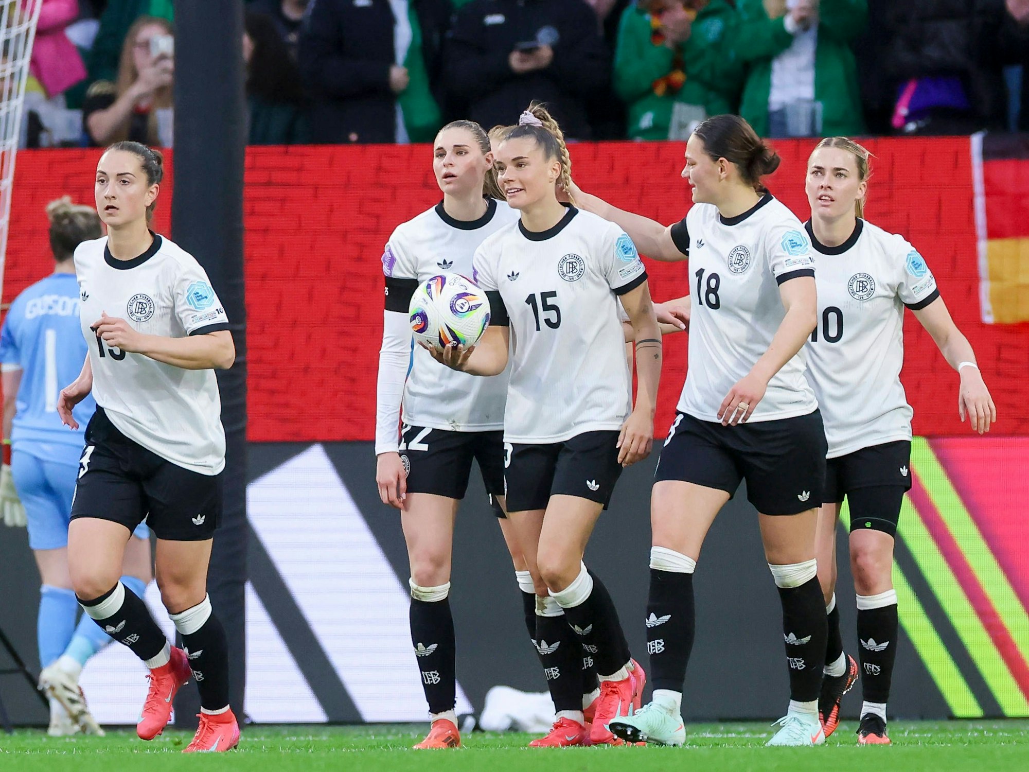 Sara Däbritz mit ihren Teamkolleginnen nach einem Tor.