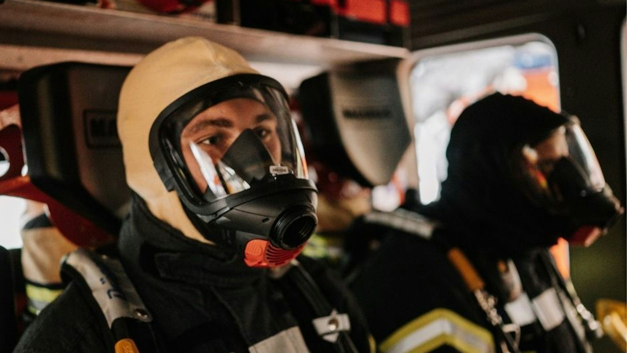 Einsatz der Feuerwehr Leverkusen bei einem Brand in einem leerstehenden Gebäude in der Dönhoffstraße