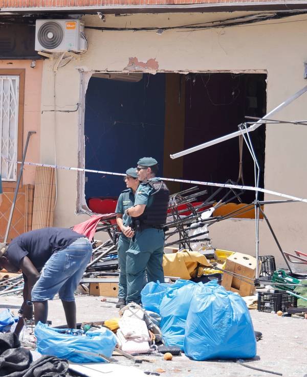 Nach einer Explosion in einer Bar in Lo Pagan, in der Stadt San Pedro del Pinatar, versorgen die Rettungskräfte derzeit ein Dutzend zum Teil schwer verletzte Personen, wie das Notfallkoordinationszentrum mitteilt.