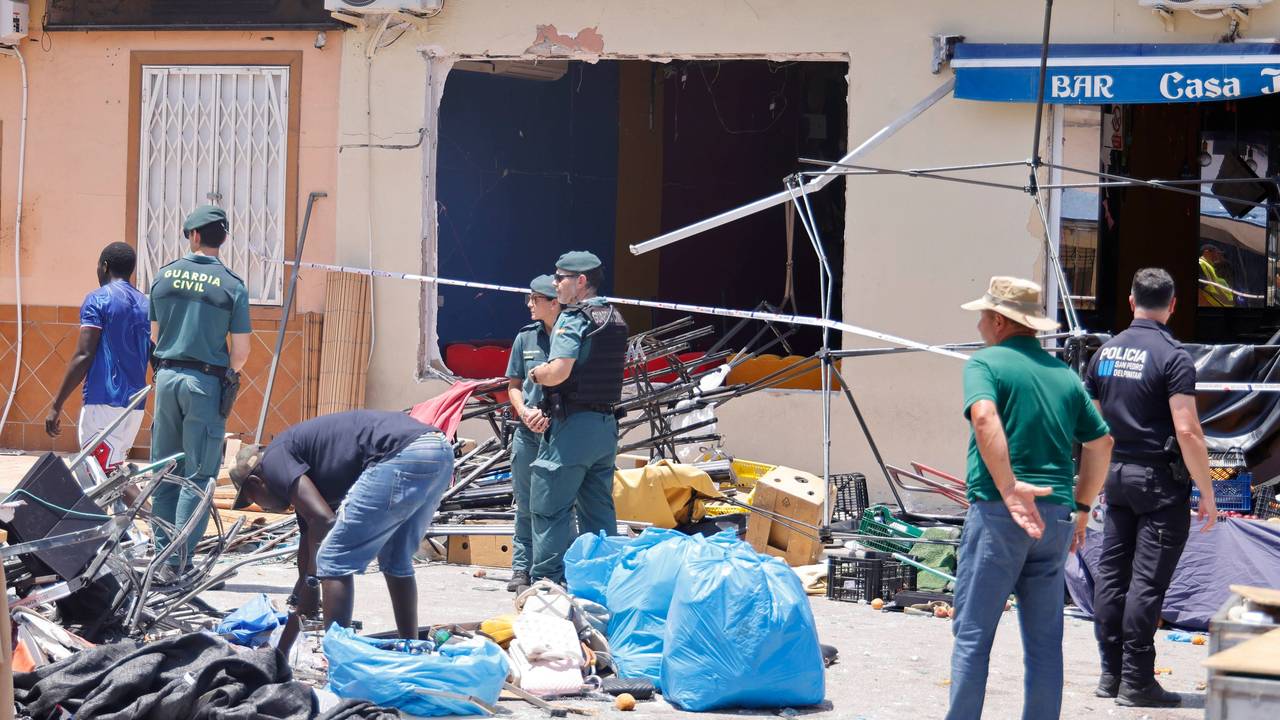 Nach einer Explosion in einer Bar in Lo Pagan, in der Stadt San Pedro del Pinatar, versorgen die Rettungskräfte derzeit ein Dutzend zum Teil schwer verletzte Personen, wie das Notfallkoordinationszentrum mitteilt.