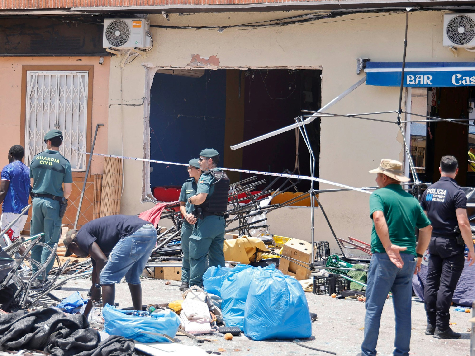 Nach einer Explosion in einer Bar in Lo Pagan, in der Stadt San Pedro del Pinatar, versorgen die Rettungskräfte derzeit ein Dutzend zum Teil schwer verletzte Personen, wie das Notfallkoordinationszentrum mitteilt.