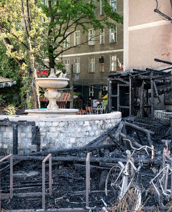 Nur noch Schutt und Asche: Der Außenbereich vor dem Technoclub „Wilde Renate“ in Friedrichshain ist nach einem Brand komplett zerstört.