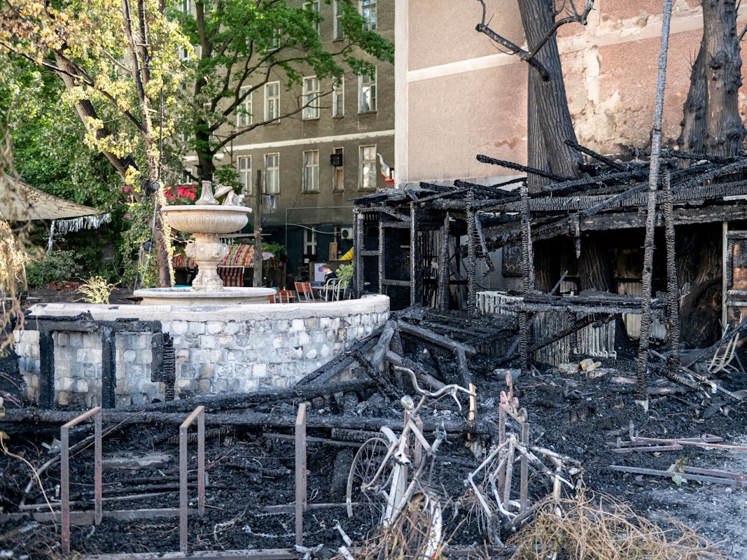 Nur noch Schutt und Asche: Der Außenbereich vor dem Technoclub „Wilde Renate“ in Friedrichshain ist nach einem Brand komplett zerstört.