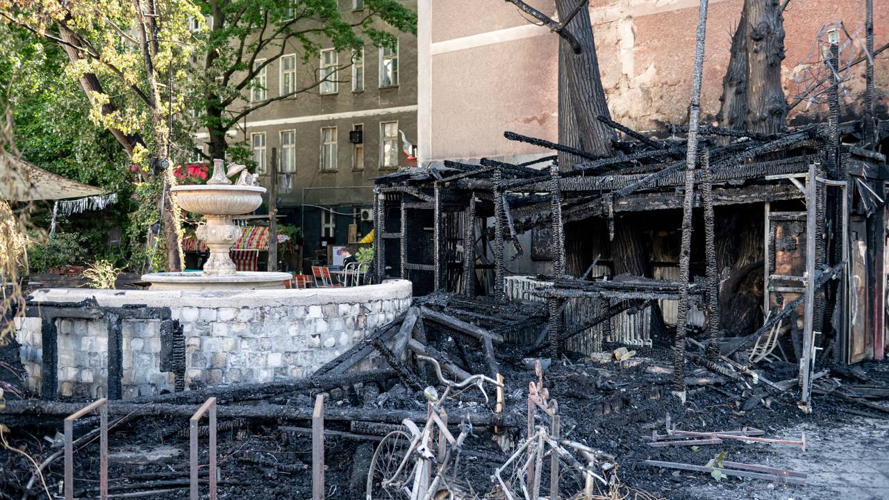 Nur noch Schutt und Asche: Der Außenbereich vor dem Technoclub „Wilde Renate“ in Friedrichshain ist nach einem Brand komplett zerstört.