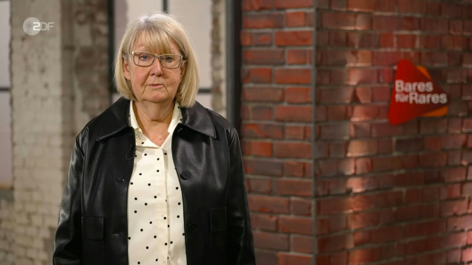 Kein einfacher Gang: Ehe die Verkäuferin sich in den Händlerraum wagte, überkam sie „Trennungsschmerz“. (Bild: ZDF)