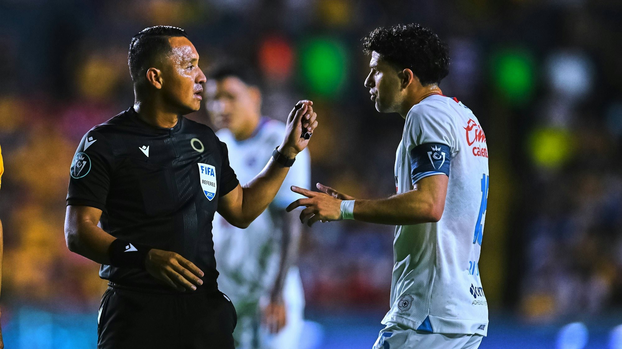 Schiedsrichter Iván Barton bei einem Spiel der nordamerikanischen Champions League mit Ignacio Rivero