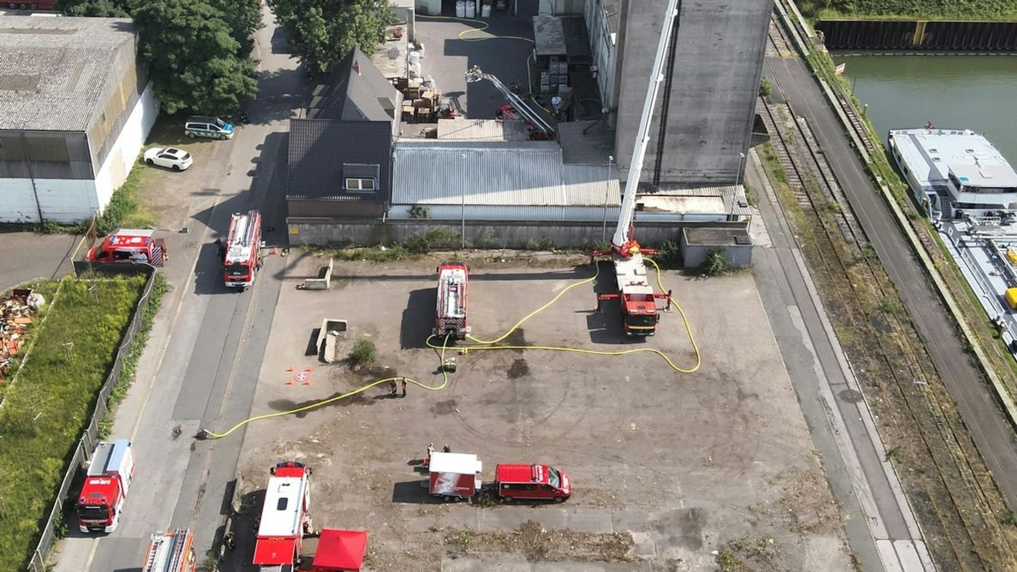 Drohnenaufnahme: Brand in Getreidemühle