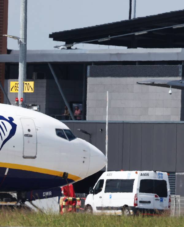 Ein Ryanair-Flugzeug steht auf dem Flughafen Brüssel-Süd-Charleroi (BSCA) in Gosselies (Symbolbild)