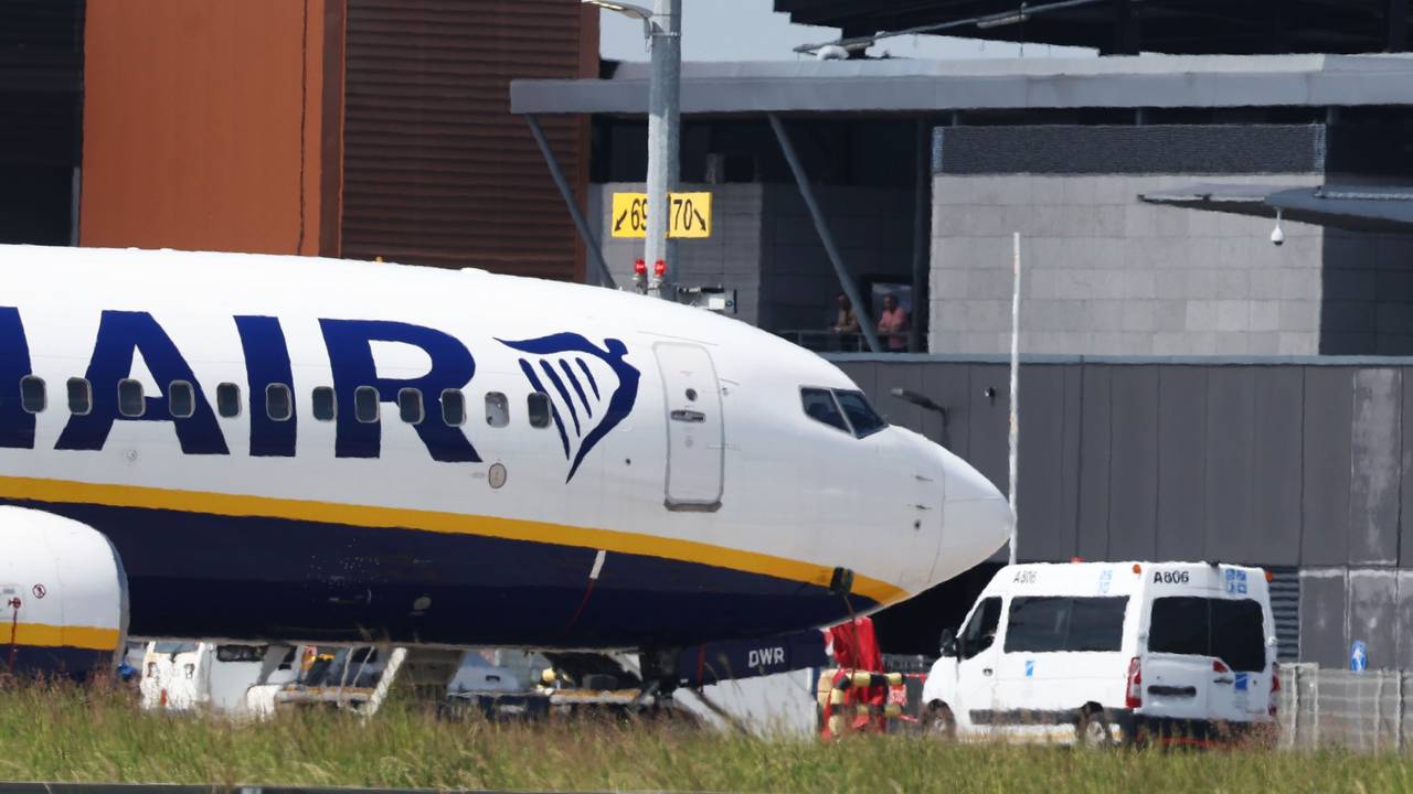 Ein Ryanair-Flugzeug steht auf dem Flughafen Brüssel-Süd-Charleroi (BSCA) in Gosselies (Symbolbild)