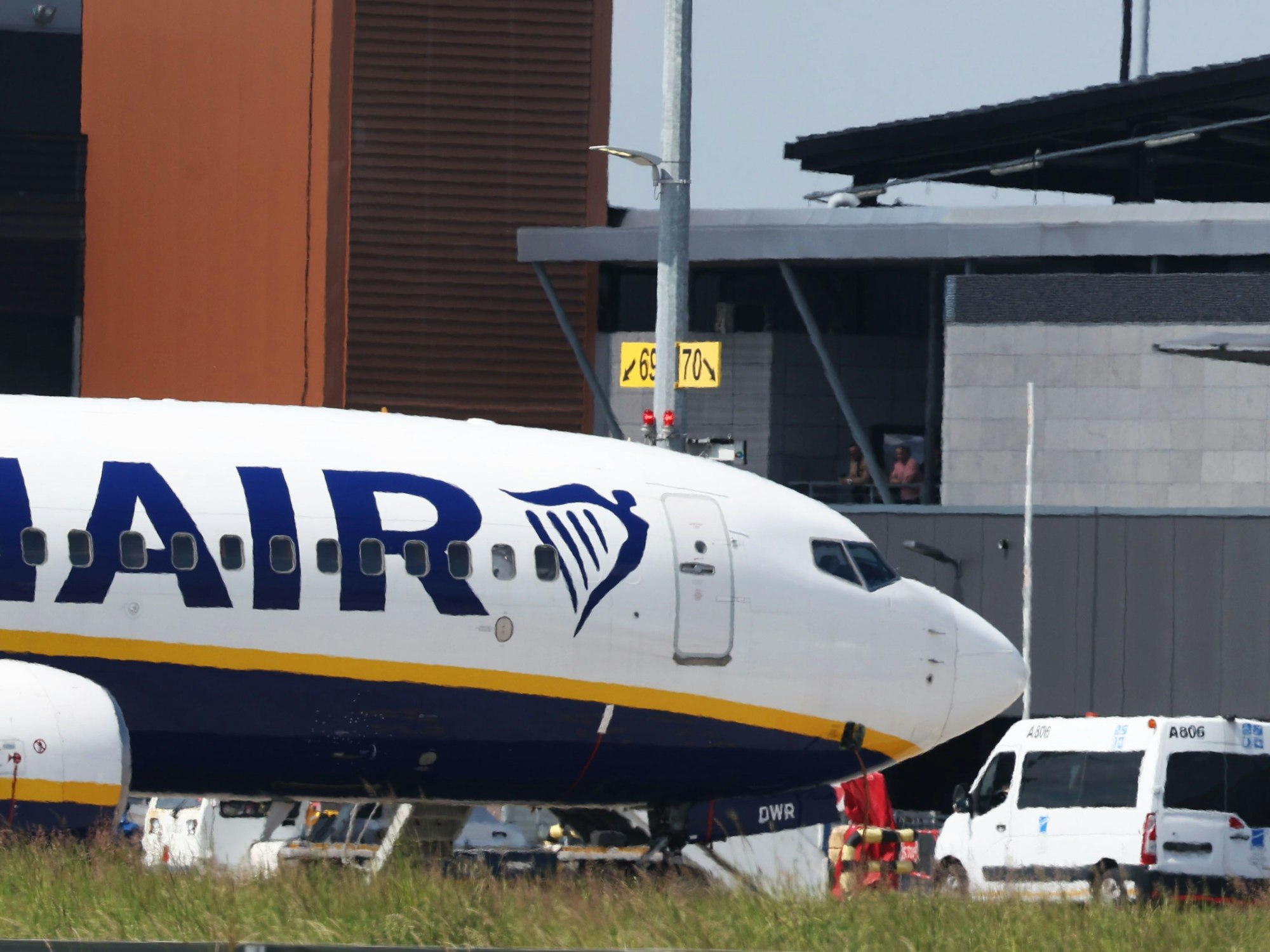 Ein Ryanair-Flugzeug steht auf dem Flughafen Brüssel-Süd-Charleroi (BSCA) in Gosselies (Symbolbild)