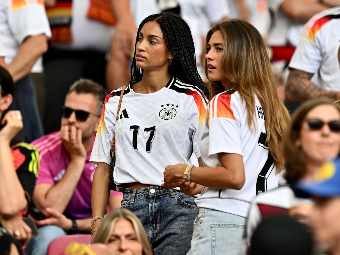 Aaliyah (l.), die Freundin von Florian Wirtz und Sophia Weber, die Freundin von Kai Havertz auf der Tribüne.