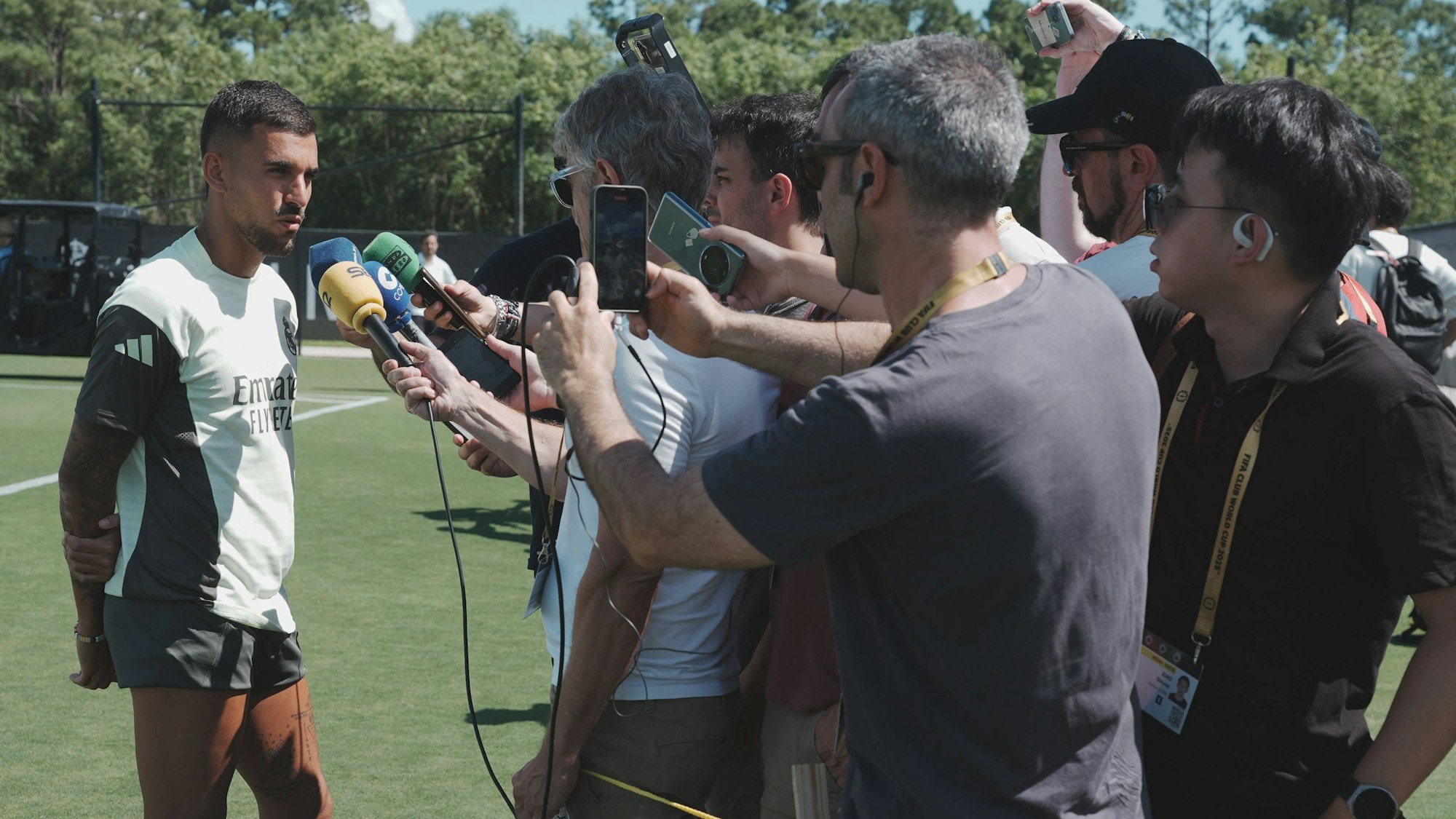 Dani Ceballos spricht bei einer Medienrunde mit Reportern.