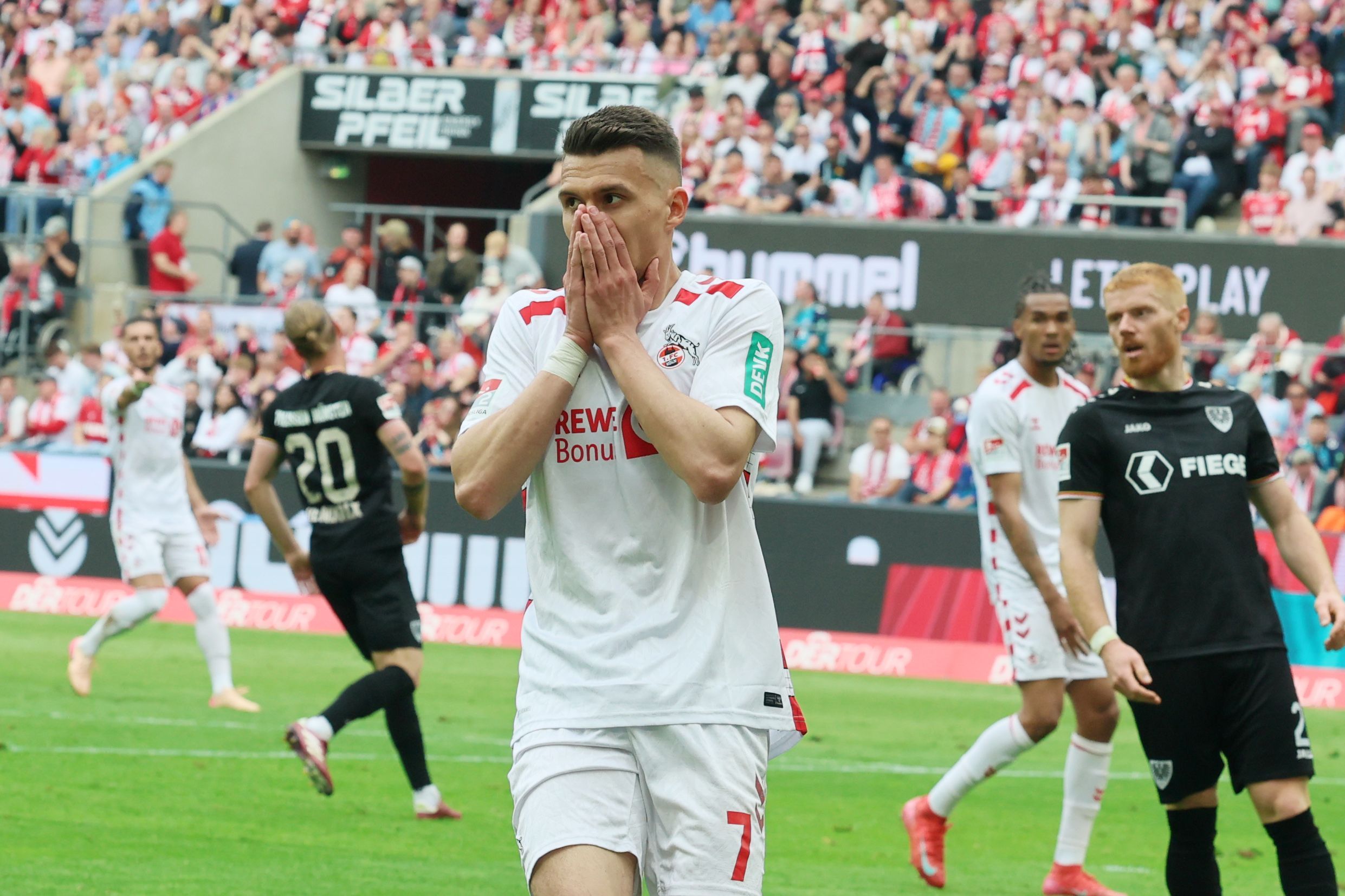 Dejan Ljubicic hält sich die Hände vor sein Gesicht.