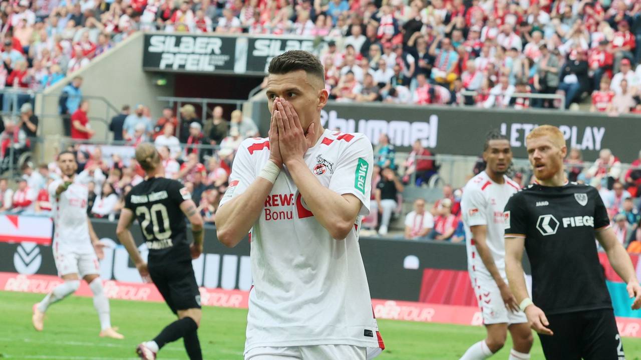 Dejan Ljubicic hält sich die Hände vor sein Gesicht.