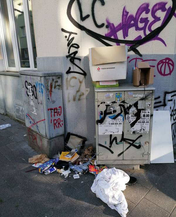 Müll liegt neben einem Verteilerkasten.