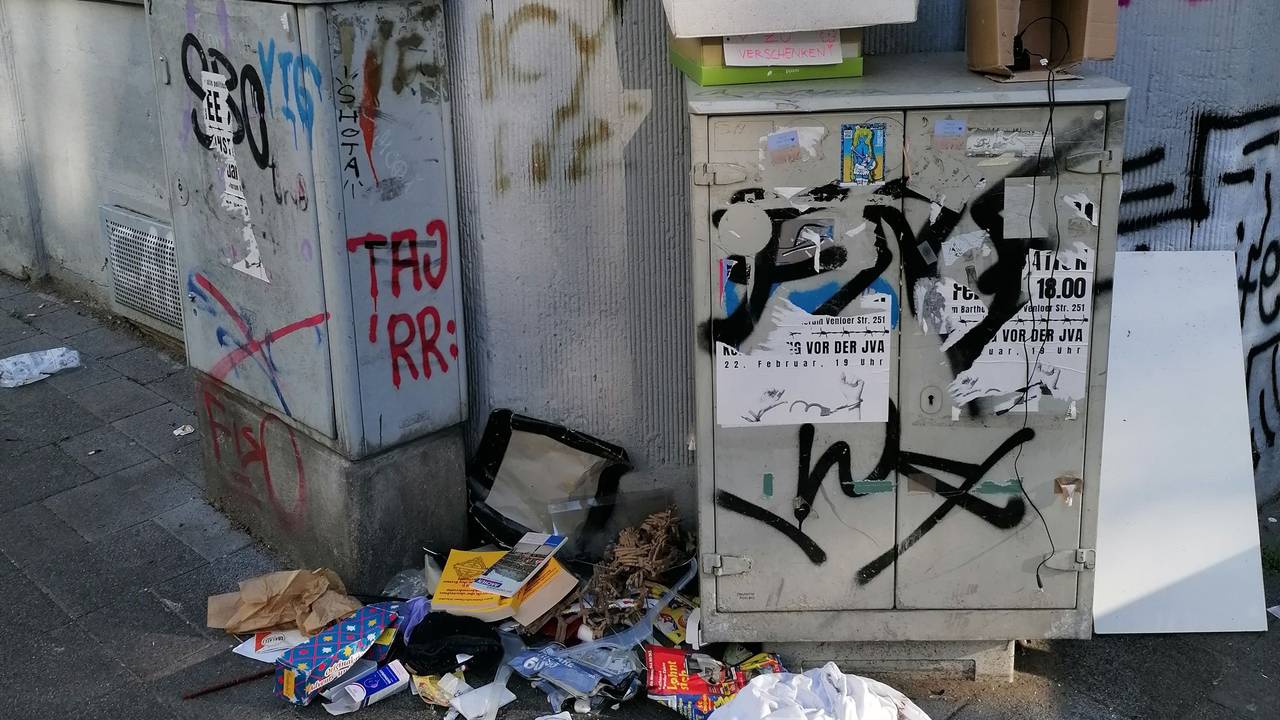 Müll liegt neben einem Verteilerkasten.