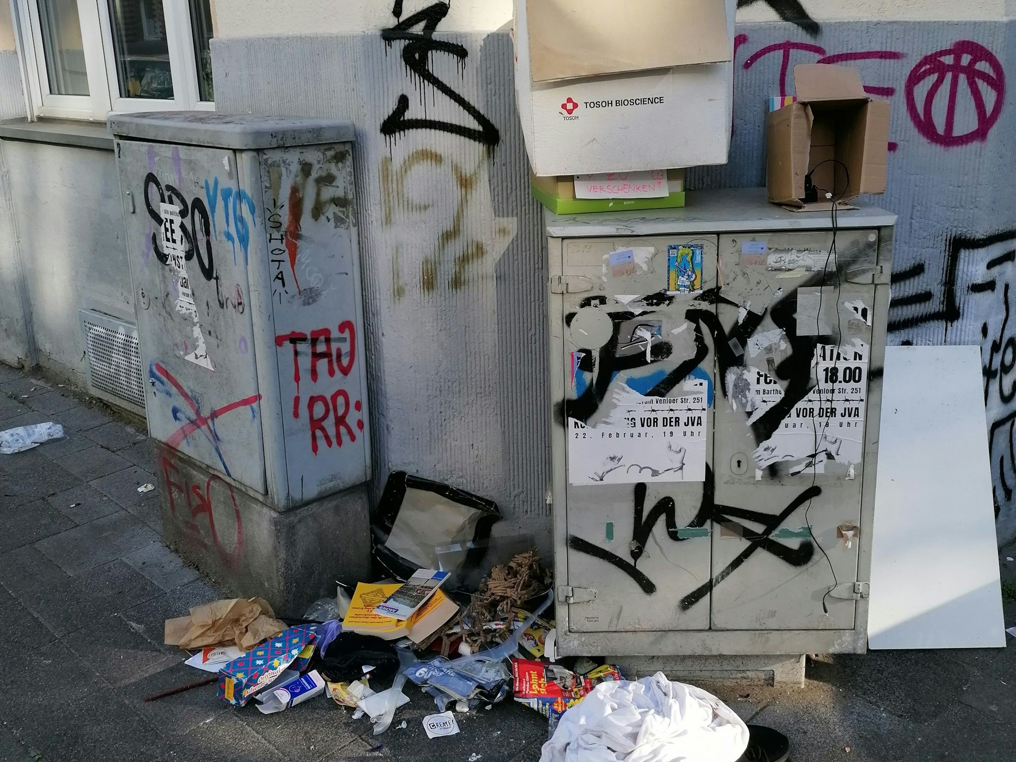 Müll liegt neben einem Verteilerkasten.