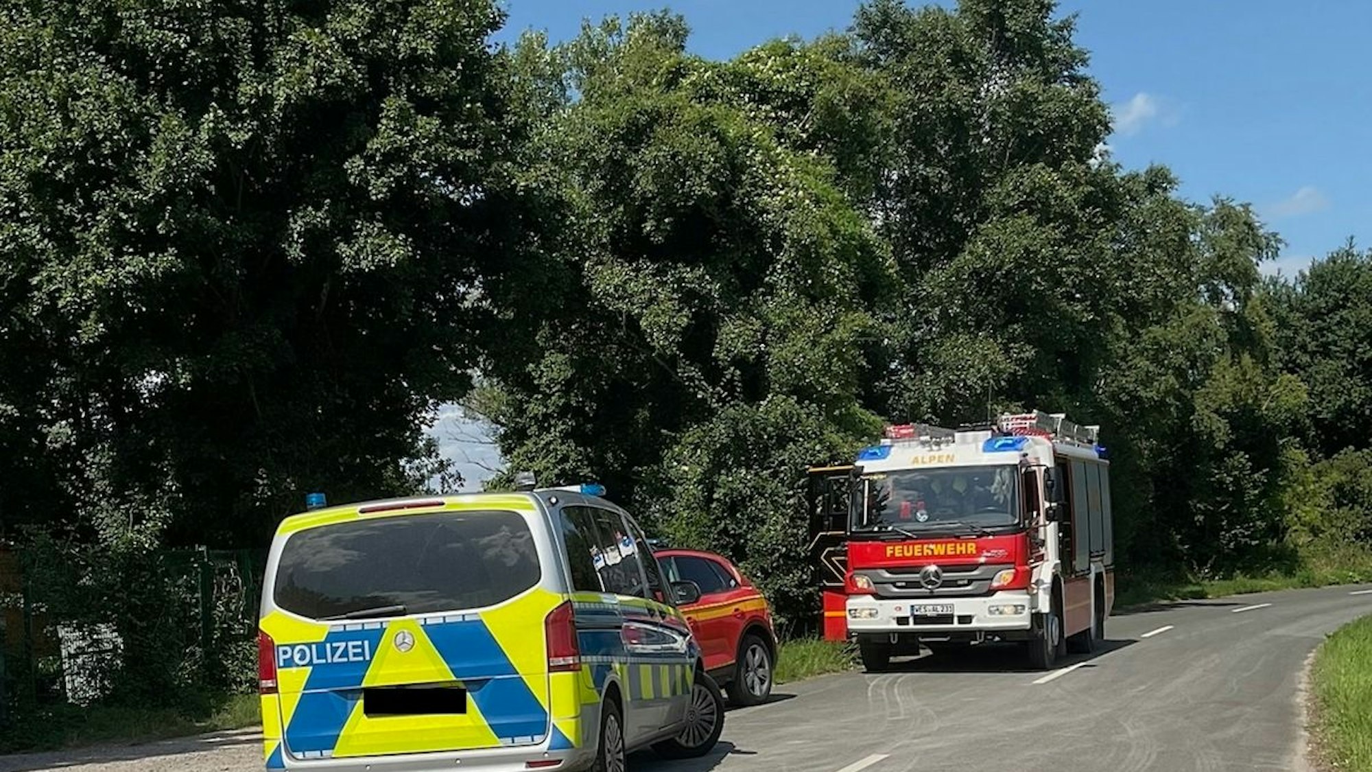 Einsatz der Feuerwehr Alpen wegen verdächtiger Rauchentwicklung am Freizeitsee in Alpen-Menzelen