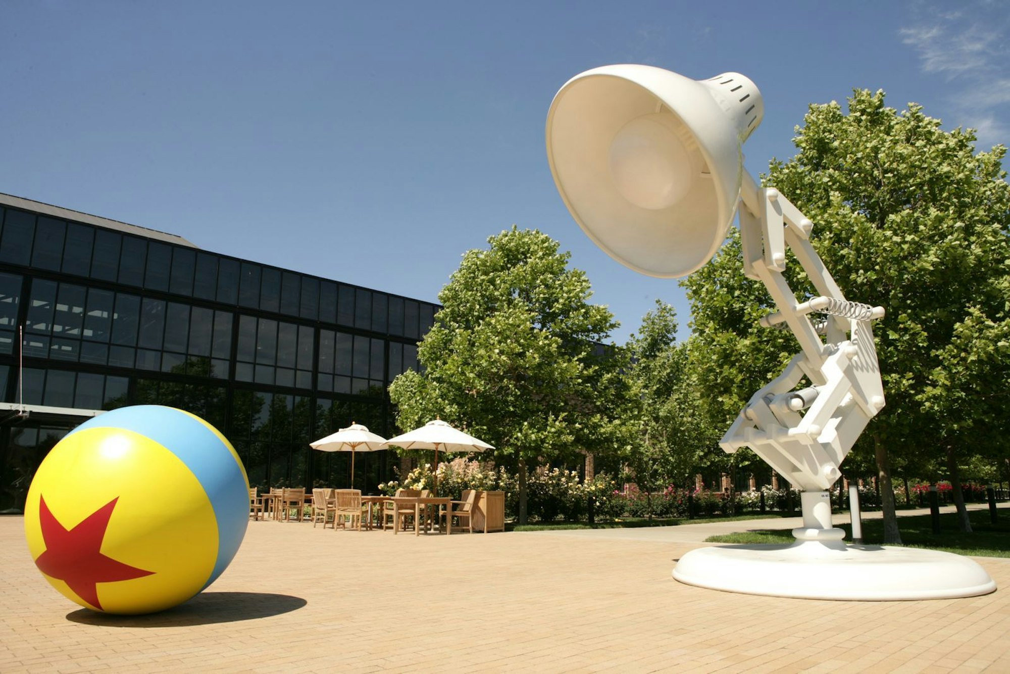 Die berühmte Schreibtischlampe aus dem Pixar-Vorspann darf am Studio-Standort nicht fehlen. (Bild: 2025 Disney/Pixar/Deborah Coleman)