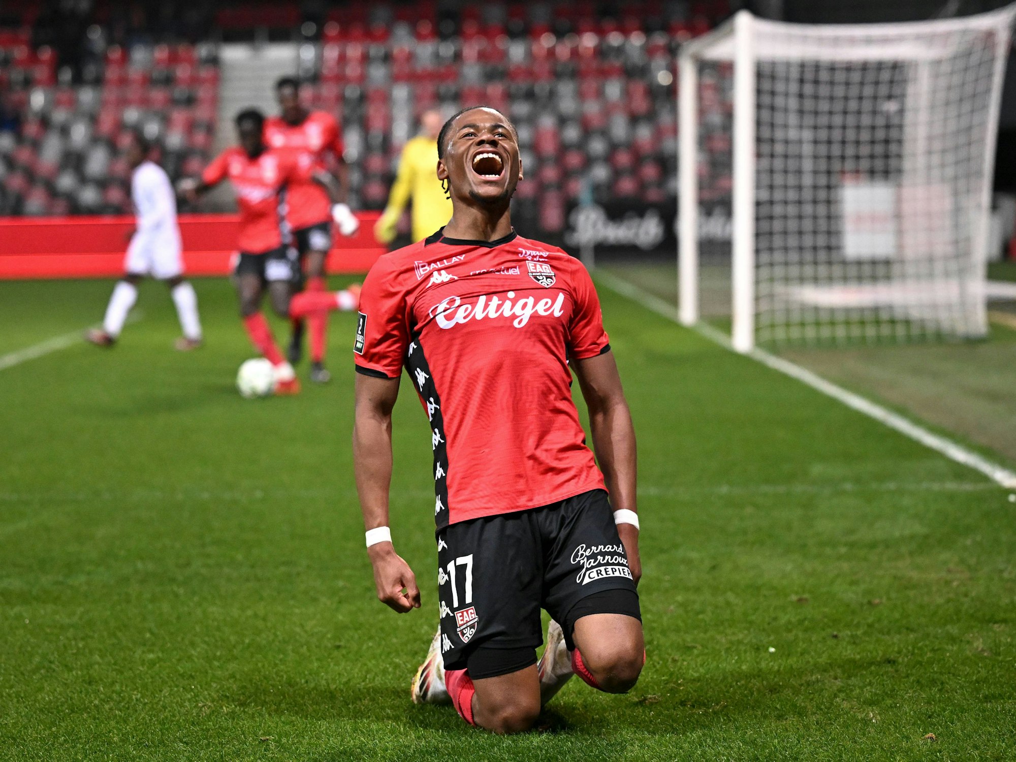 Jacques Siwe jubelt und rutscht auf seinen Knien.