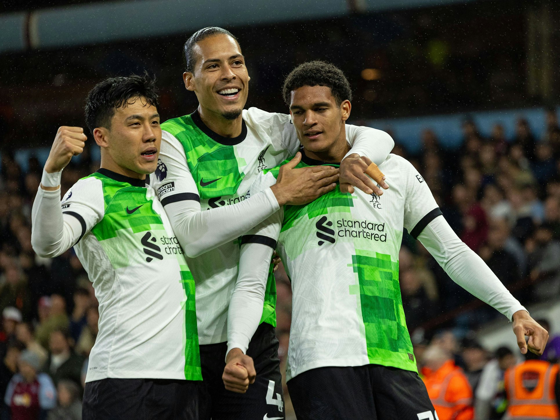 Wataru Endu, Virgil van Dijk und Jarell Quansah jubeln gemeinsam.