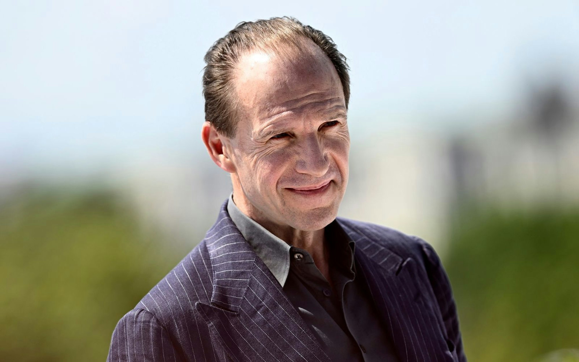 Um Lord Voldemort bestmöglich verkörpern zu können, griff Ralph Fiennes zu einer ungewöhnlichen Lösung. (Bild: 2025 Getty Images/Gareth Cattermole)