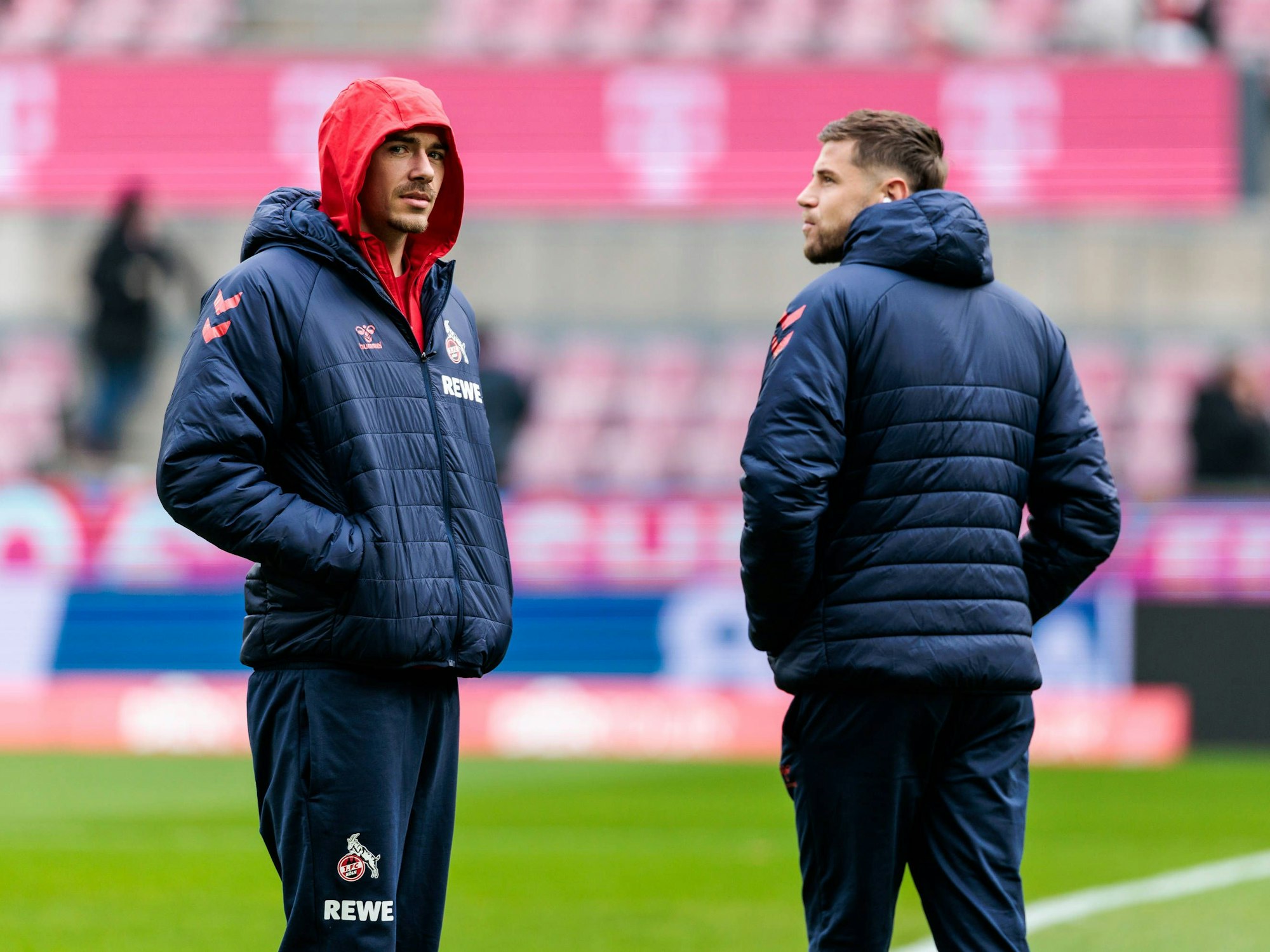 Anthony Racioppi (l.) und Imad Rondic stehen auf dem Spielfeld.
