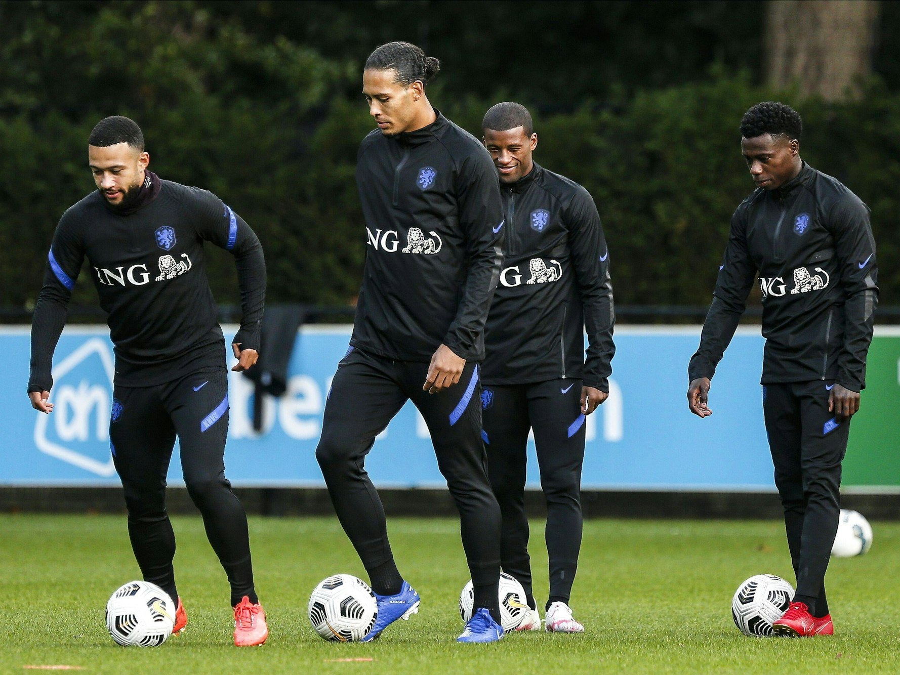 Memphis Depay, Virgil van Dijk (2.vl.), Georginio Wijnaldum (r.v.r.) und Quincy Promes (r.) beim Training