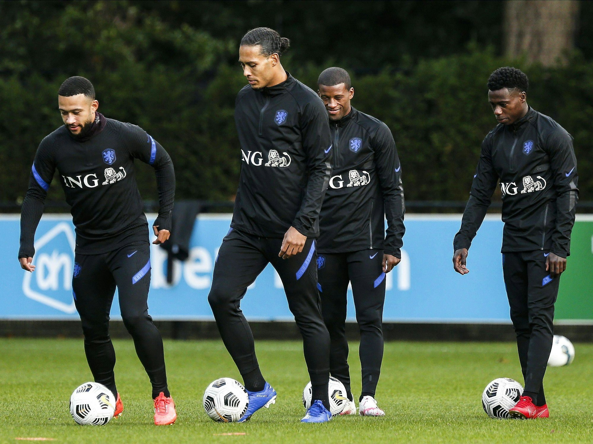 Memphis Depay, Virgil van Dijk (2.vl.), Georginio Wijnaldum (r.v.r.) und Quincy Promes (r.) beim Training
