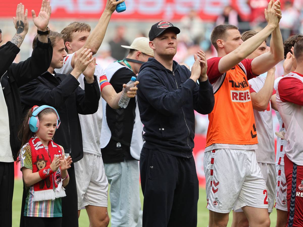 Luca Kilian feierte mit den Spielern des 1. FC Köln den Sieg über Münster.
