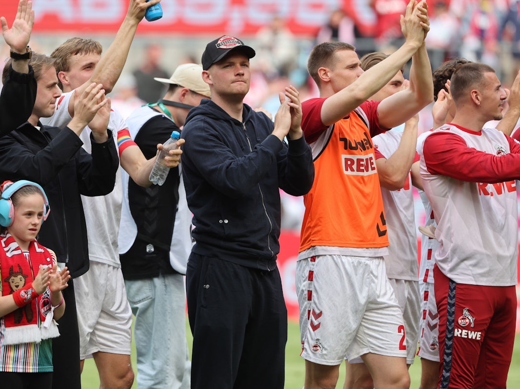 Luca Kilian feierte mit den Spielern des 1. FC Köln den Sieg über Münster.
