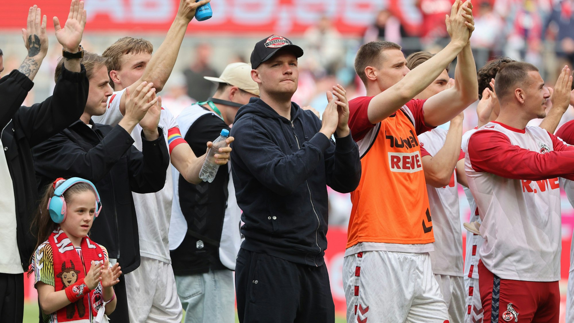 Luca Kilian feierte mit den Spielern des 1. FC Köln den Sieg über Münster.
