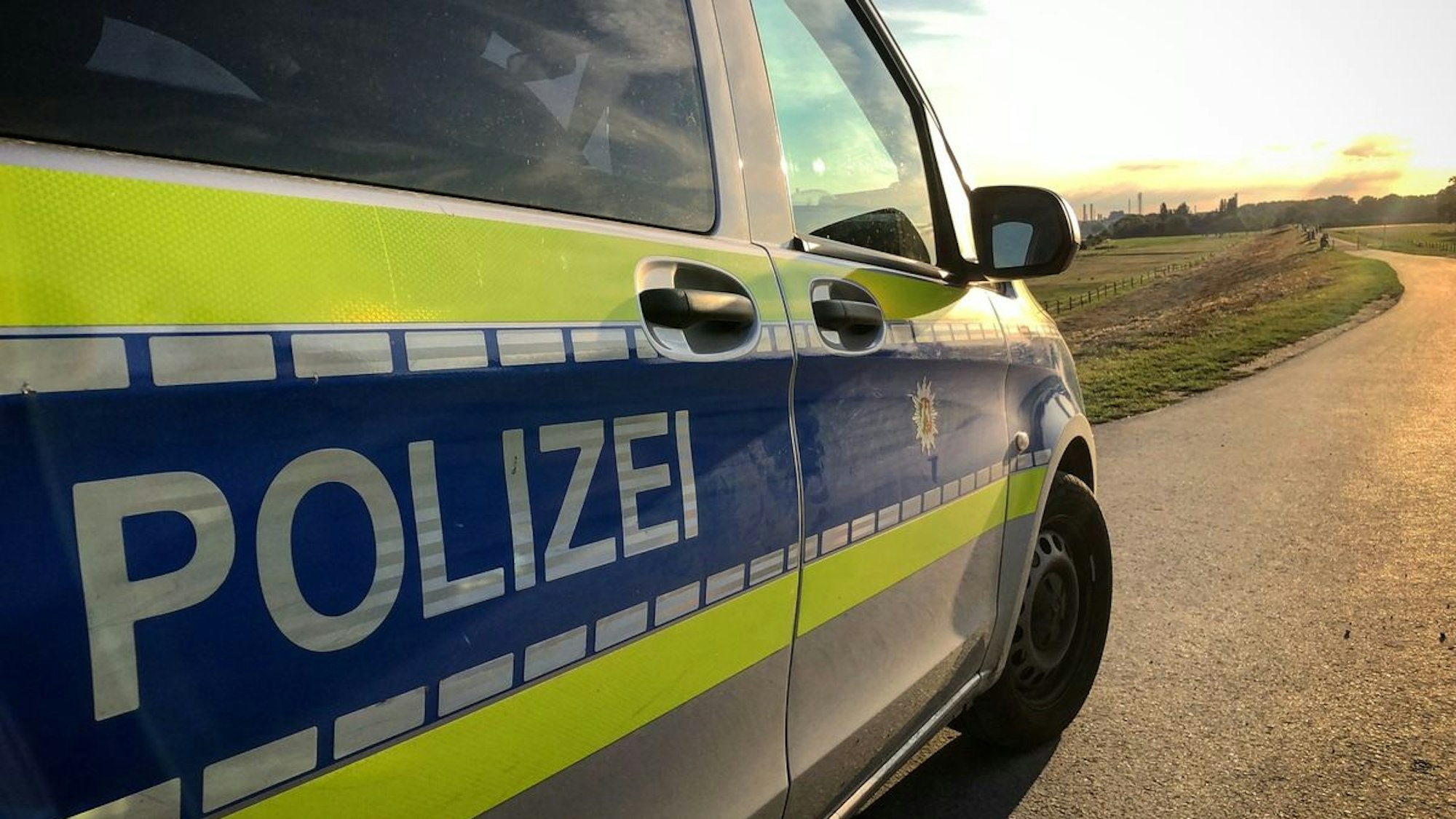 Streifenwagen der Polizei am Rhein.