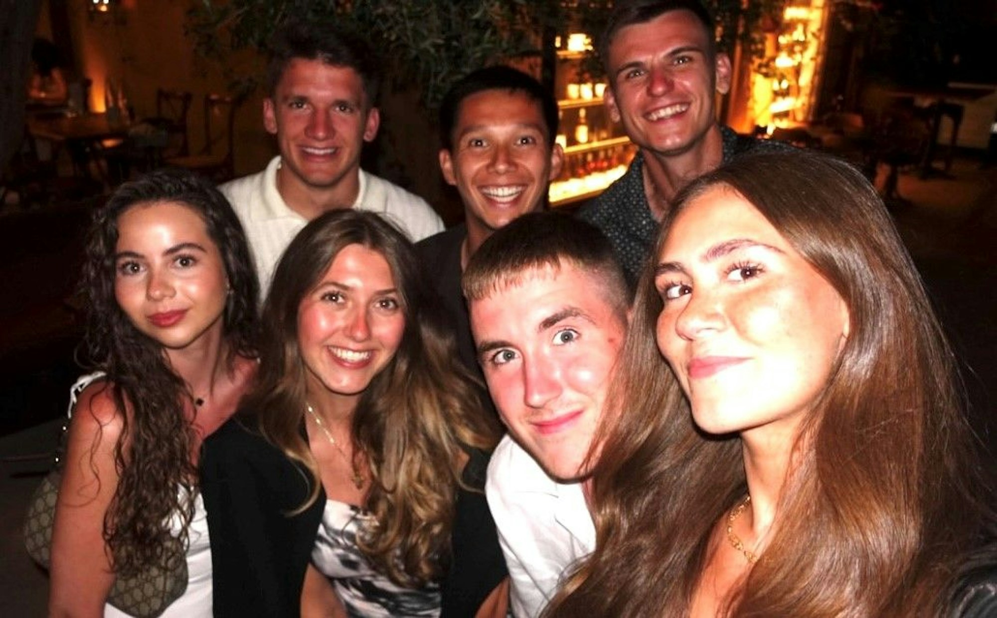 Christos Tzolis, Shinta Appelkamp und Yannik Engelhardt (hinten v.l.) mit Isak Johannesson und Freundinnen im Urlaub.