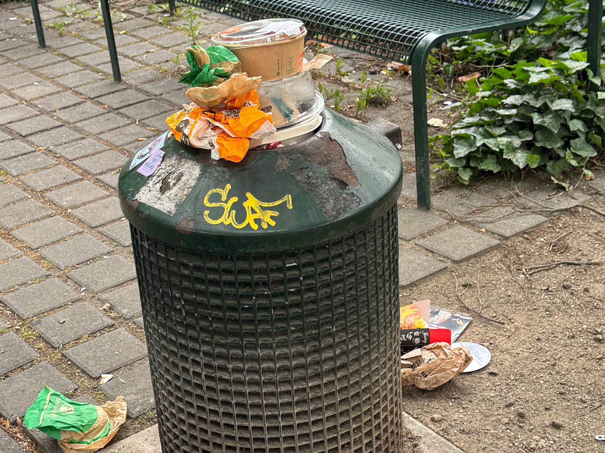 Eine überfüllte Mülltonne