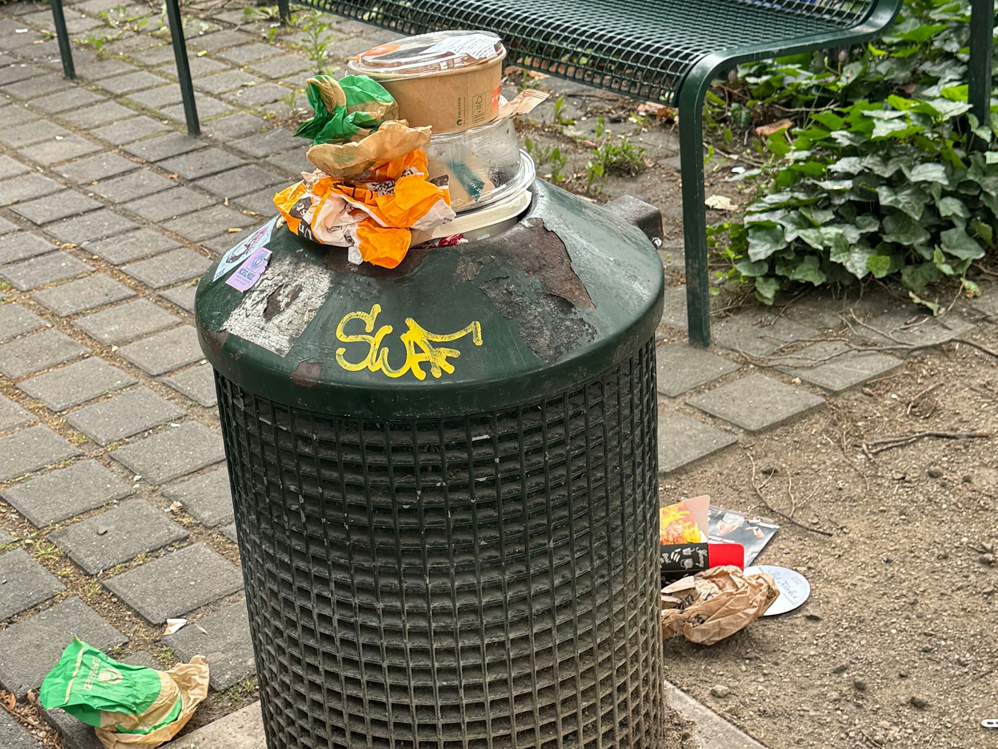 Eine überfüllte Mülltonne